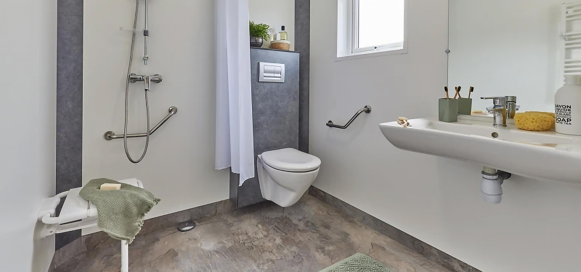 Camping la vetta bungalow PMR salle de bain